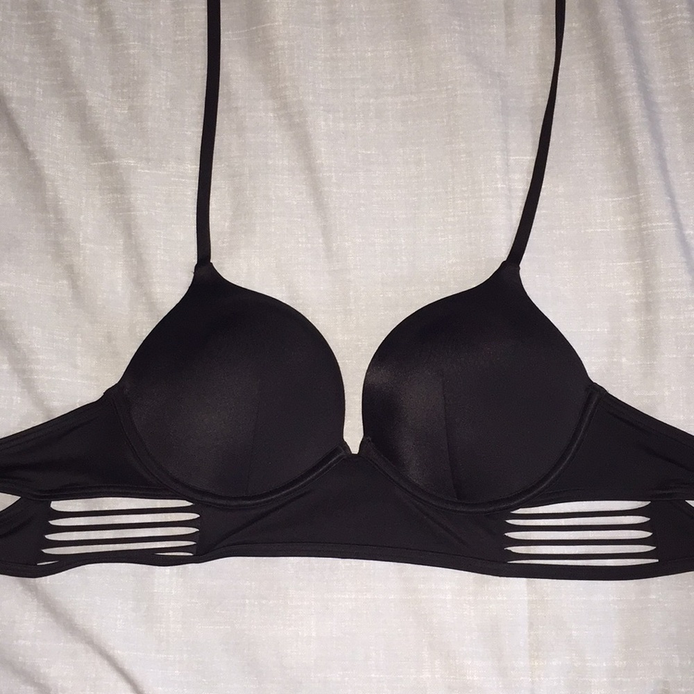 Black Victoria’s Secret bombshell bikini